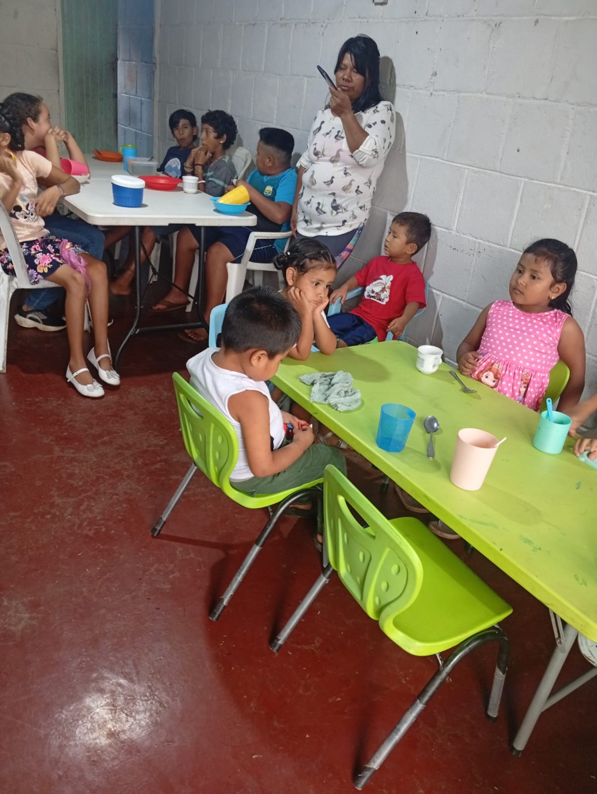 Niños en comedor infantil