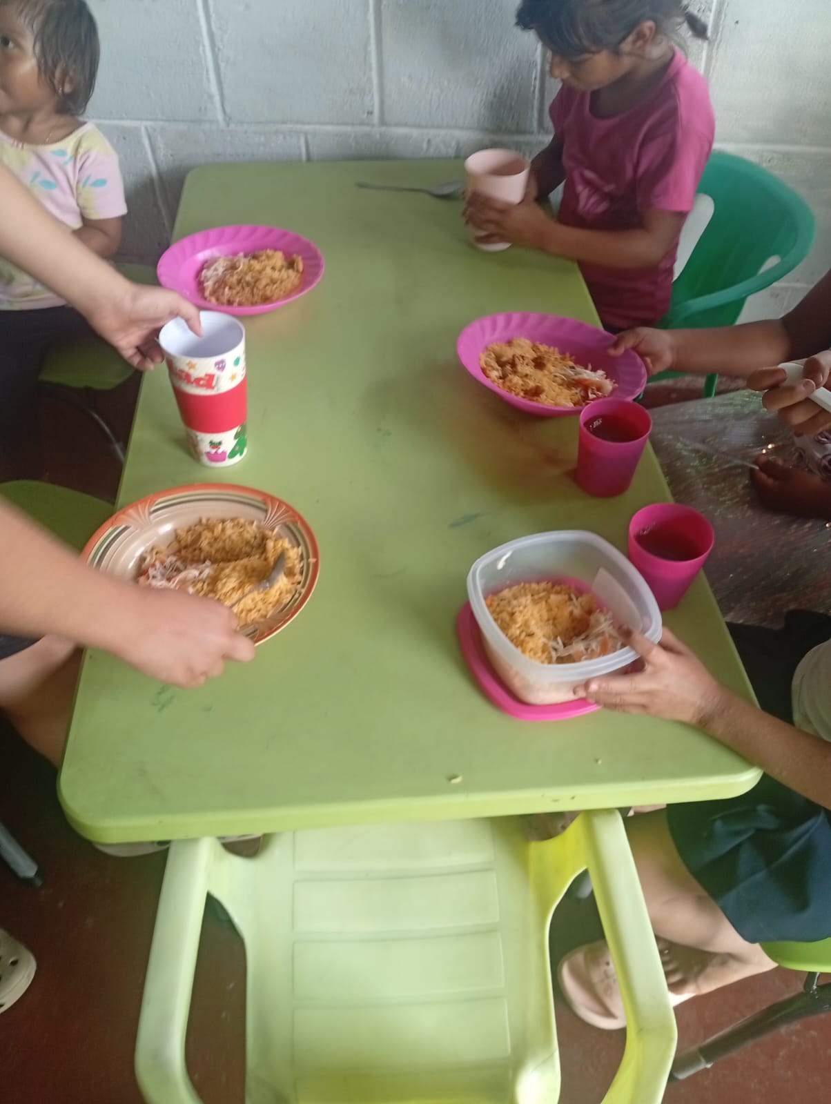 Niños comiendo