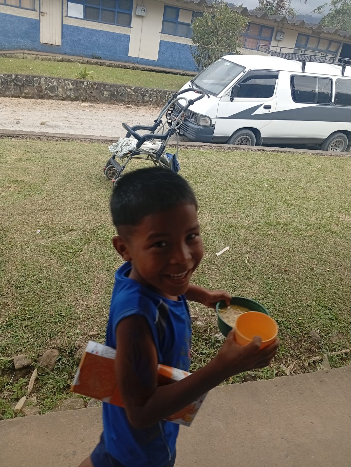 Niño sonriendo con comida