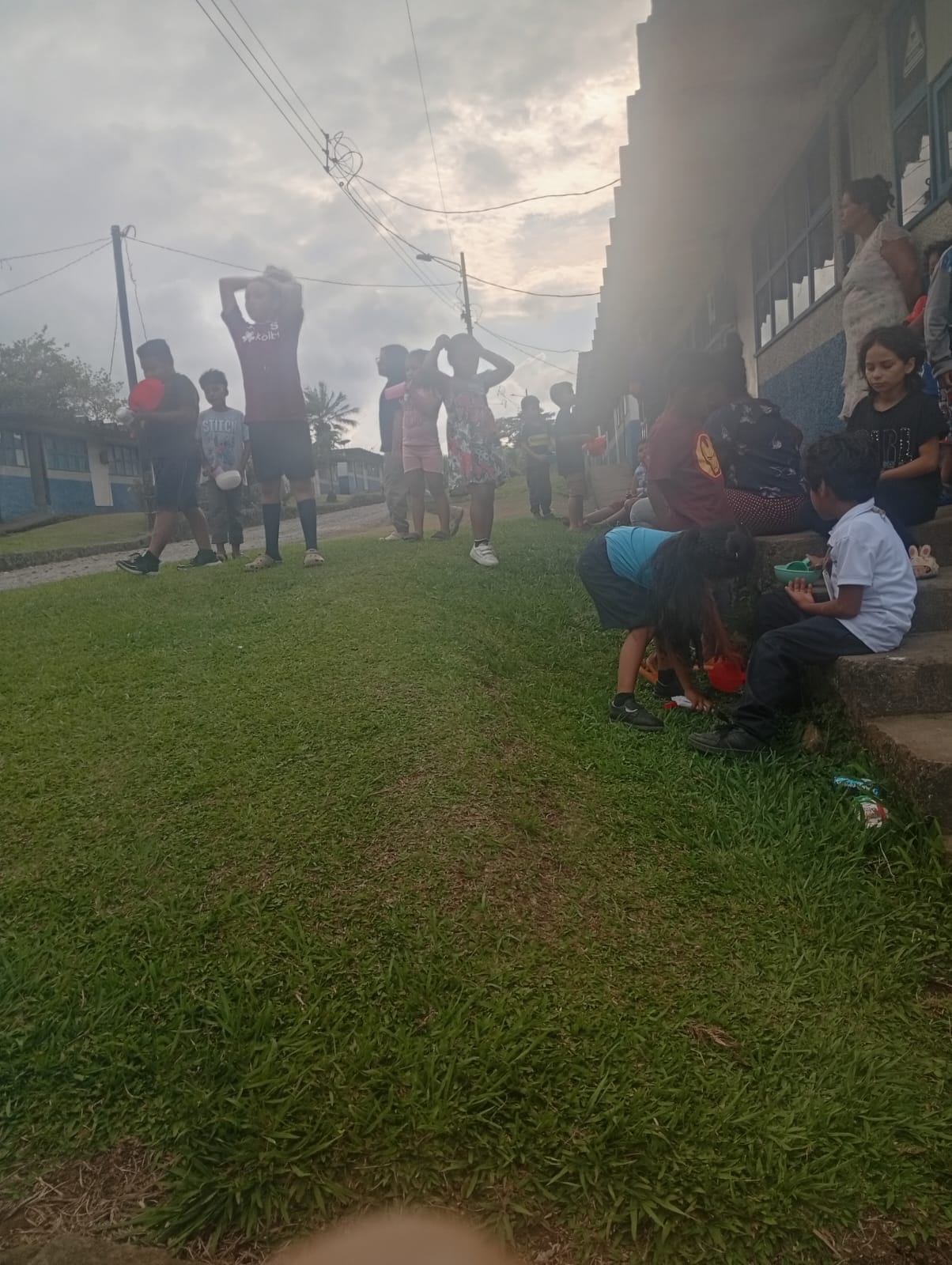 Niños reunidos al aire libre