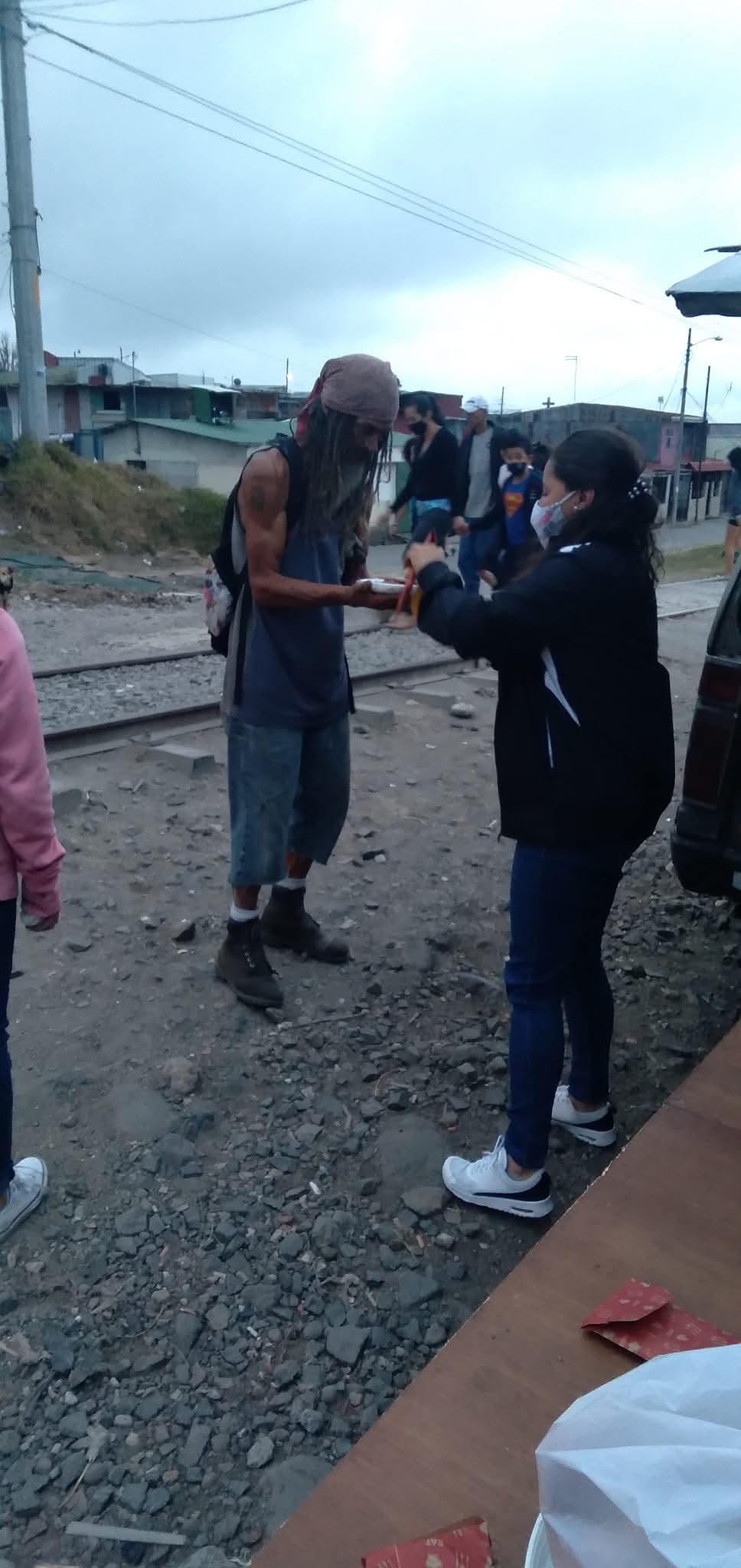 Voluntaria entregando comida en zona marginal