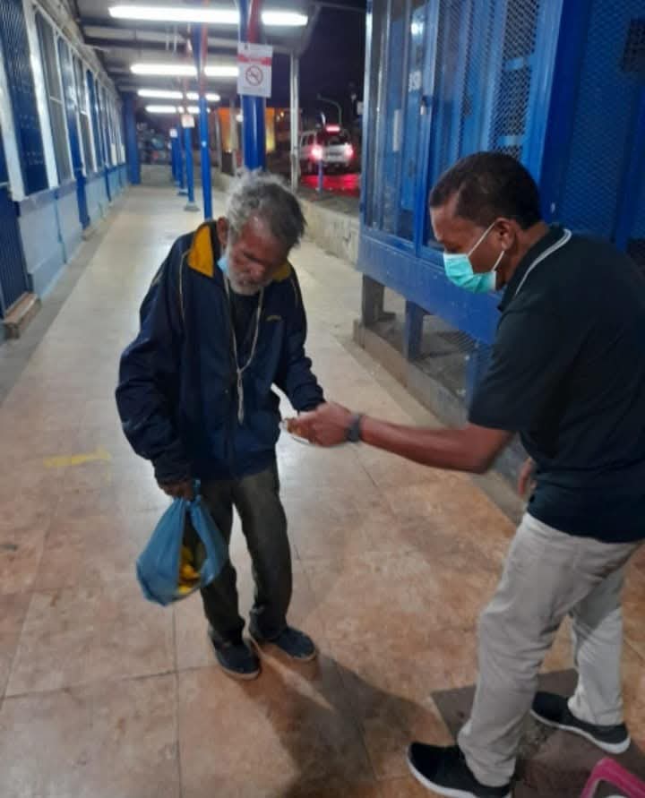 Voluntario con mascarilla