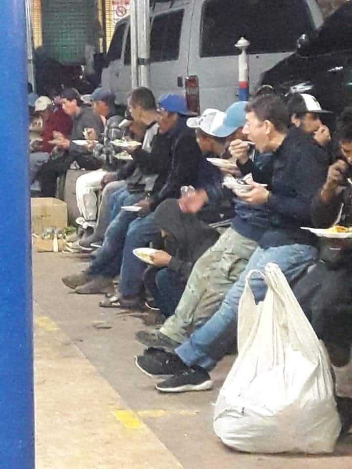 Personas en calle comiendo